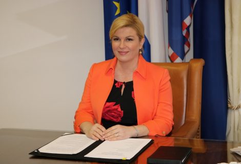 PREDSJEDNICA KOLINDA GRABAR-KITAROVIĆ OTVORILA JE SVOJ URED U KOPRIVNIČKO-KRIŽEVAČKOJ ŽUPANIJI, DOČEKAO JU DARKO KOREN PREDSJEDNICA KOLINDA GRABAR-KITAROVIĆ OTVORILA JE SVOJ URED U KOPRIVNIČKO-KRIŽEVAČKOJ ŽUPANIJI, DOČEKAO JU DARKO KOREN